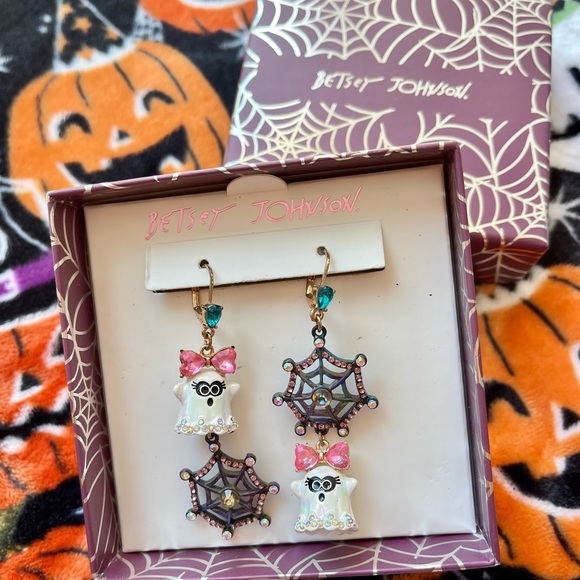 BETSEY JOHNSON HALLOWEEN FALL 2021 GHOST SPIDER WEB DANGLE DROP EARRINGS - Picture 2 of 3
